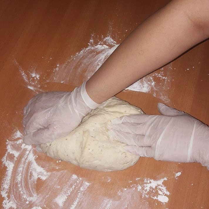 ورز دادن خمیر با دست